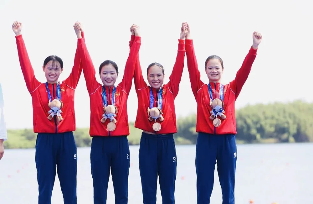 Các tuyển thủ giành HCĐ đầu tiên cho Đội tuyển rowing Việt Nam tại ASIAD 20. Ảnh: LƯỢNG LƯỢNG