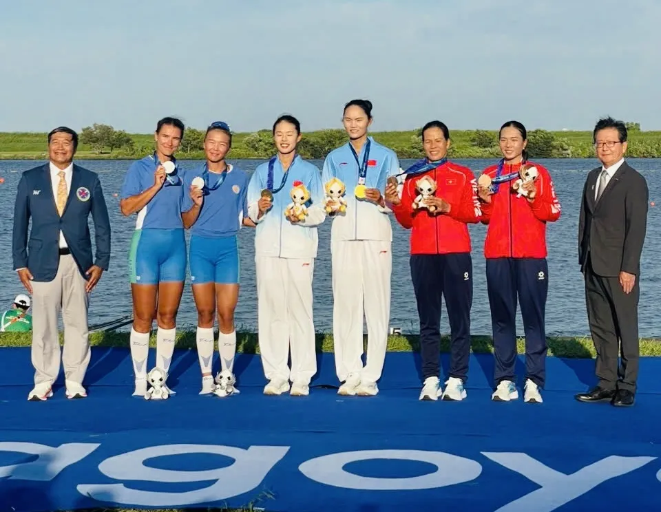 Cặp tay chèo Đinh Thị Hảo, Phạm Thị Huệ của Việt Nam có HCĐ tại ASIAD 20. Ảnh: LƯỢNG LƯỢNG