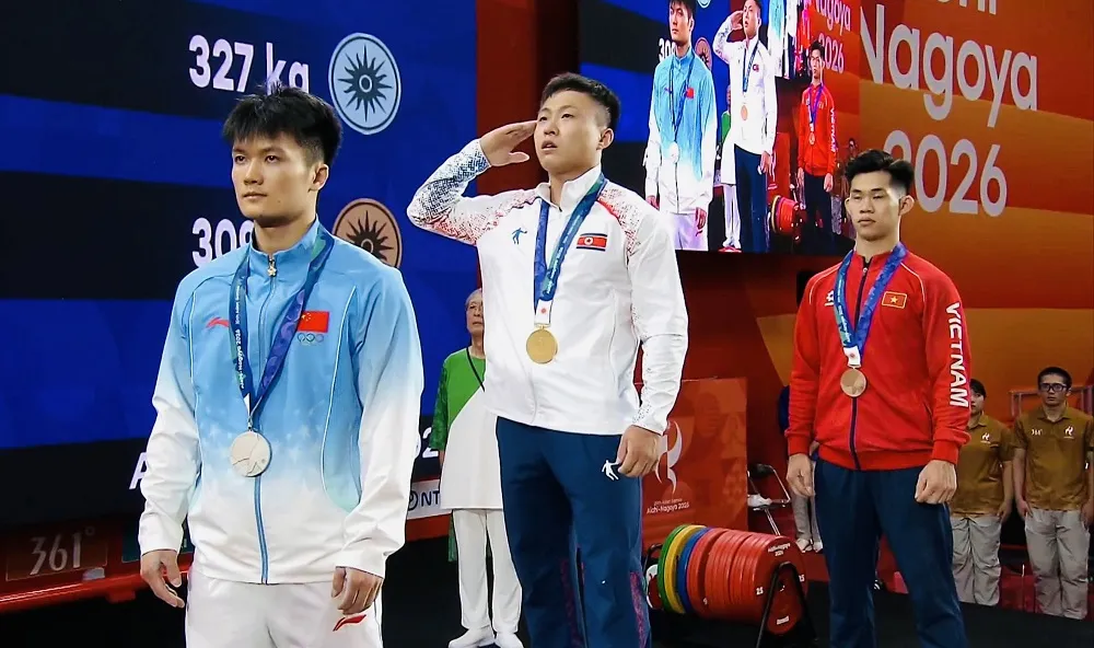 Trần Minh Trí (áo đỏ) đã có HCĐ tại ASIAD 20. Ảnh: PHÙNG CƯỜNG