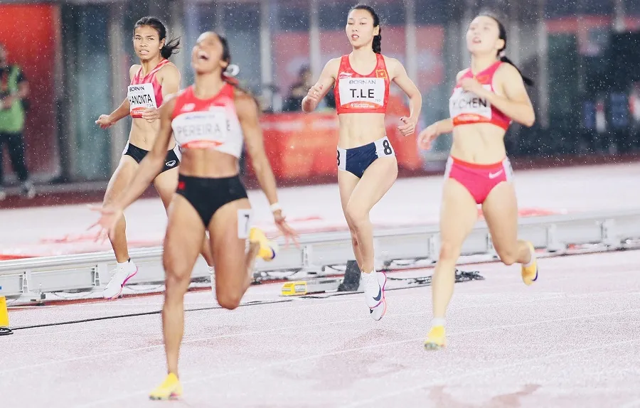 Lê Thị Cẩm Tú (8) đã về đích hạng 7 dù được chờ đợi có HCB nội dung 200m nữ tại ASIAD 20. Ảnh: LƯỢNG LƯỢNG
