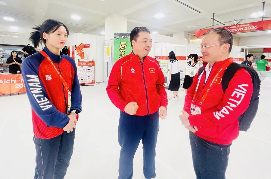 Tuyển thủ Nguyễn Thị Tâm (trái) được Trưởng đoàn thể thao Việt Nam Nguyễn Hồng Minh gặp mặt động viên tại ASIAD 20. Ảnh: LƯỢNG LƯỢNG