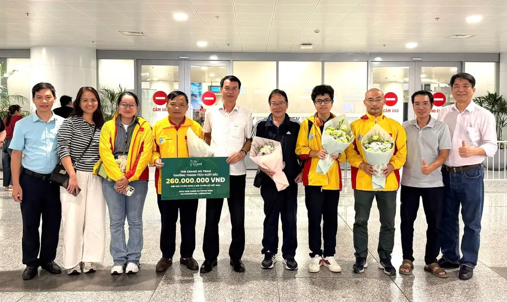 Các kỳ thủ Việt Nam được chào đón trở về tại khu vực Hà Nội. Ảnh: VCF