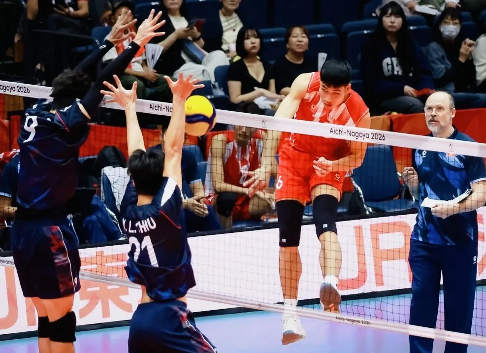 Đội tuyển bóng chuyền nam Việt Nam (áo đỏ) sẽ thi đấu lượt phân hạng trong ngày 1-10. Ảnh: AINAGOC