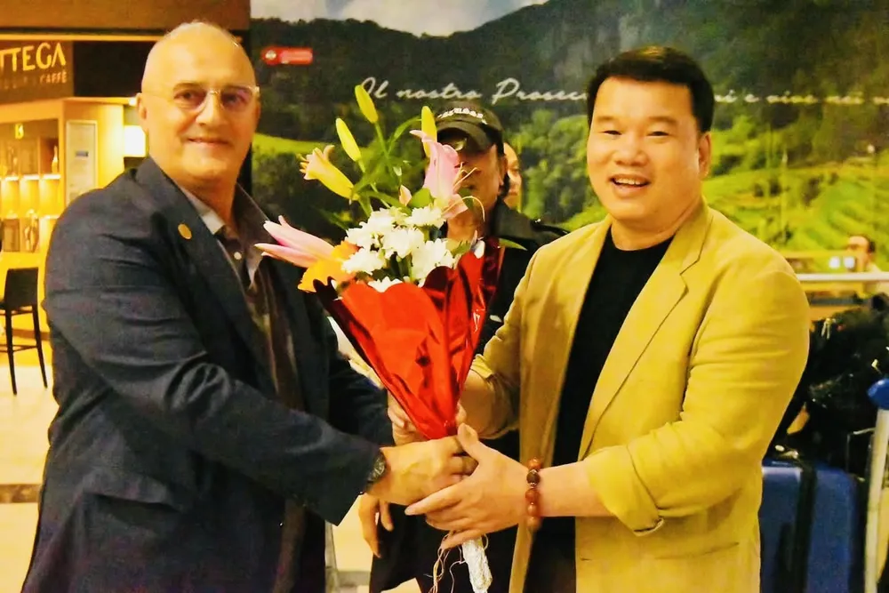 Tiến sĩ Nguyễn Ngọc Anh (áo vàng) đang có mặt tại Italy dự Giải vô địch, vô địch trẻ thế giới Võ cổ truyền Việt Nam. Ảnh: WFVV