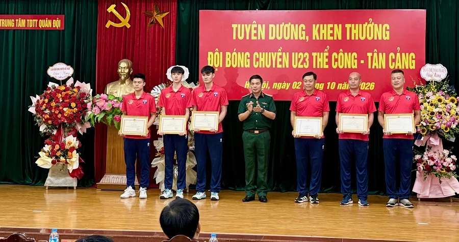 Các cá nhân được bằng khen trước thành tích chuyên môn tại Giải vô địch U23 quốc gia 2026. Ảnh: MINH CHIẾN