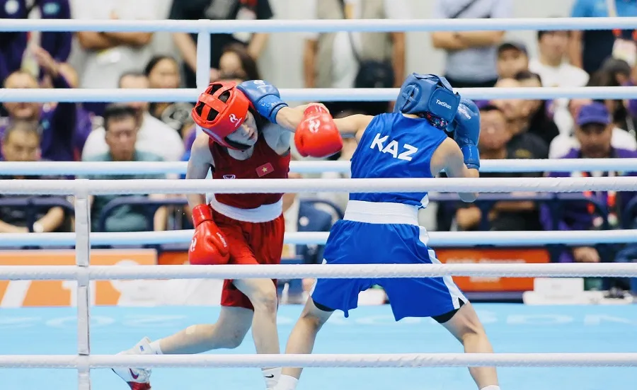 Tuyển thủ Nguyễn Thị Tâm (boxing, áo đỏ) đã giành HCB tại ASIAD 20. Ảnh: LƯỢNG LƯỢNG