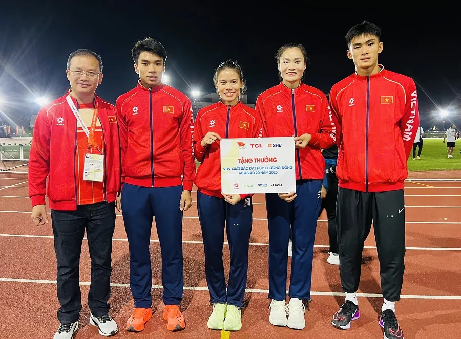 Đội điền kinh Việt Nam giành 1 HCĐ tại ASIAD 20 trong nội dung tiếp sức 4x400m hỗn hợp nam nữ. Ảnh: LƯỢNG LƯỢNG