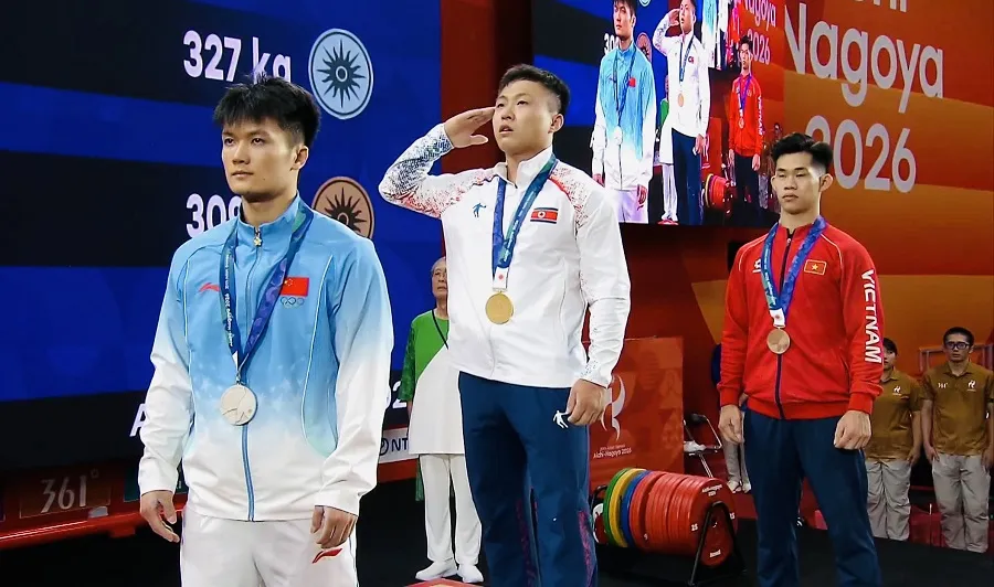 Lực sĩ Trần Minh Trí (áo đỏ) đã giành HCĐ tại ASIAD 20. Ảnh: PHÙNG CƯỜNG