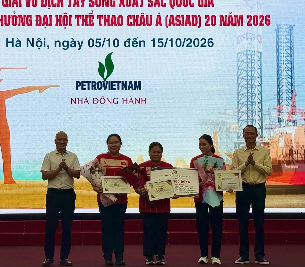 3 xạ thủ Đội tuyển bắn súng Việt Nam giành HCĐ ASIAD 20 được khen thưởng tổng 50 triệu đồng. Ảnh: MINH CHIẾN