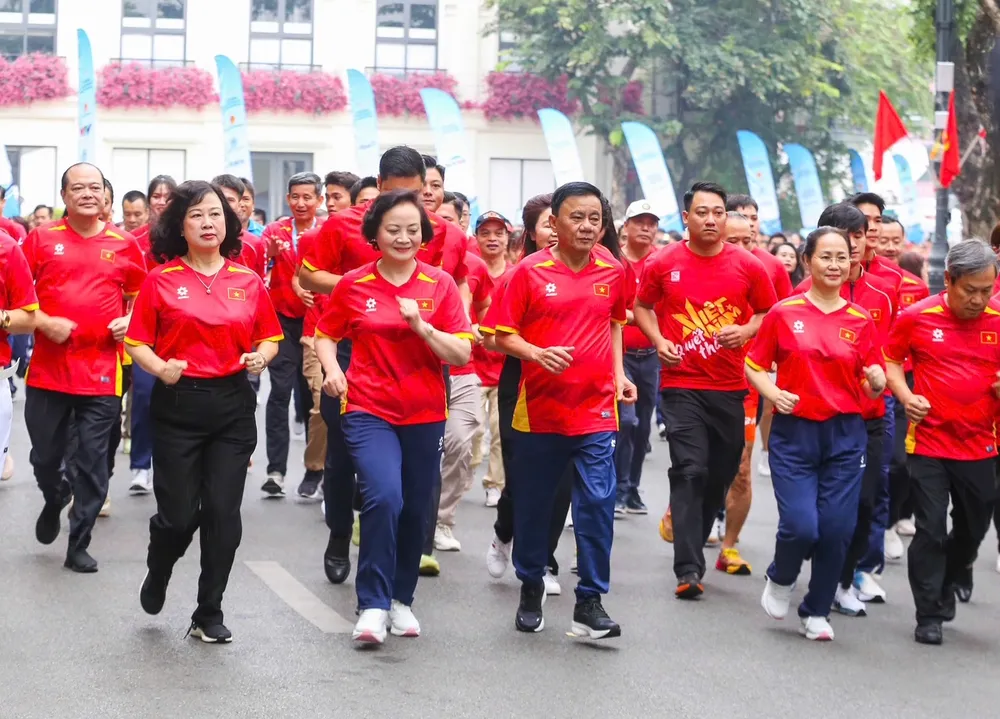 Lãnh đạo Đảng, Nhà nước tham gia chạy đồng hành tại Lễ phát động. Ảnh: LƯỢNG LƯỢNG