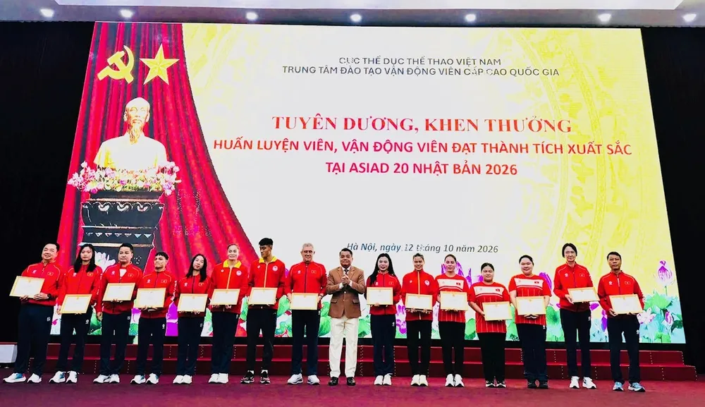 Các HLV, VĐV đạt thành tích xuất sắc tại ASIAD 20 đã được tuyên dương, khen thưởng. Ảnh: MINH MINH