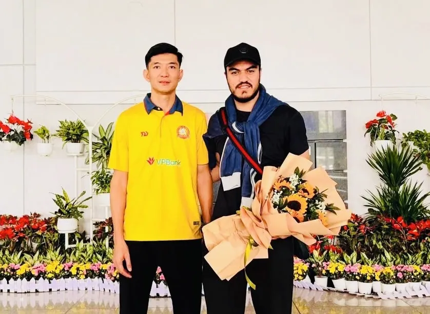 HLV trưởng Nguyễn Văn Hạnh và ngoại binh người Iran sẽ tham dự vòng 2 sắp tới. Ảnh: CATPHCM