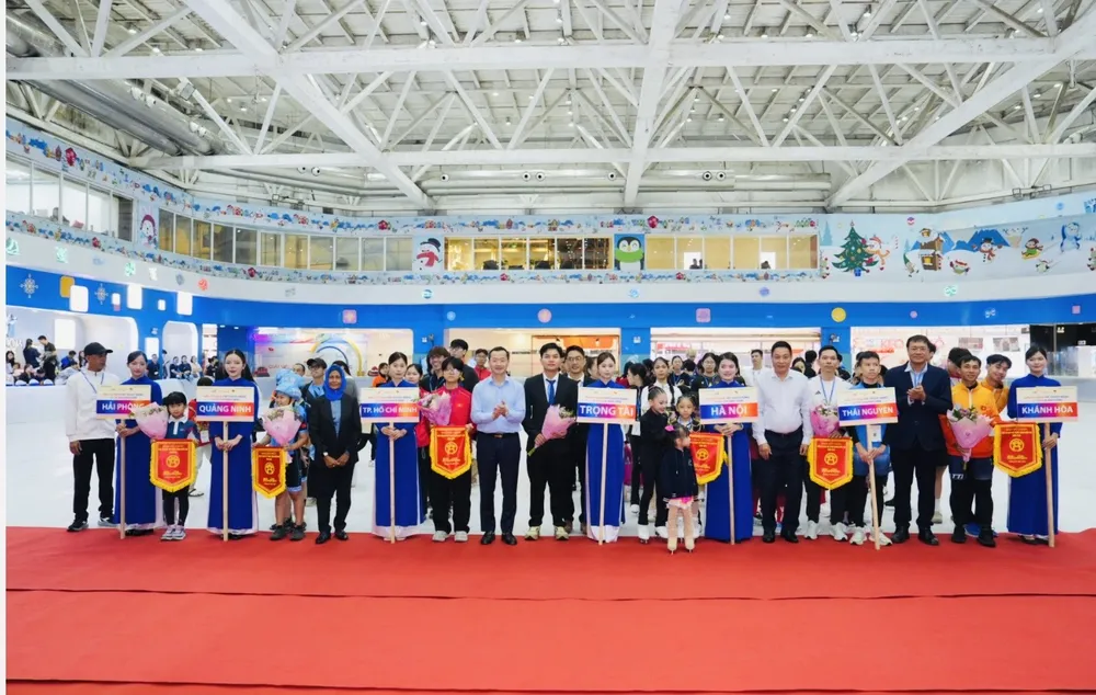 VĐV trượt băng trẻ cả nước đã có mặt tại Hà Nội bước vào thi đấu từ ngày 17-10. Ảnh: TRỊNH TRANG