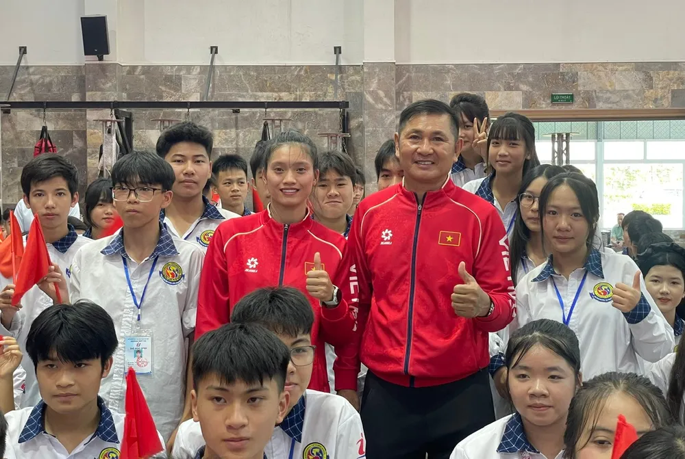 Tuyển thủ Nguyễn Thị Tâm nhận được sự quan tâm của các bạn trẻ học sinh trong buổi giao lưu. Ảnh: MINH ĐỨC