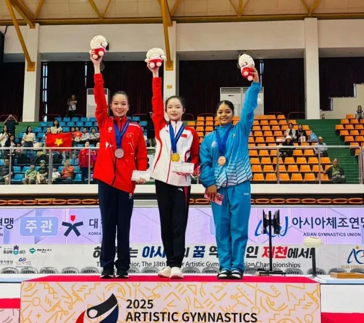 Nguyễn Thị Quỳnh Như (áo đỏ) là gương mặt số 1 của TDDC nữ Việt Nam thời điểm này. Ảnh: Q.NHƯ