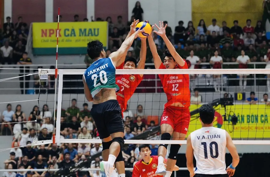 Đội bóng chuyền nam Công an TPHCM (áo đỏ) sẽ là chủ nhà vòng 2 tổ chức tại TPHCM từ ngày 28-10. Ảnh: VFV