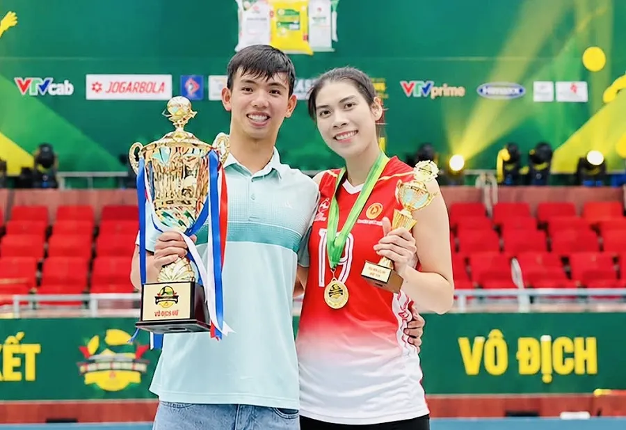 Cầu thủ Lâm Oanh đã chụp ảnh kỷ niệm cùng bạn trai Huy Hoàng sau trận chung kết tại Vĩnh Long vừa qua. Ảnh: LÂM OANH