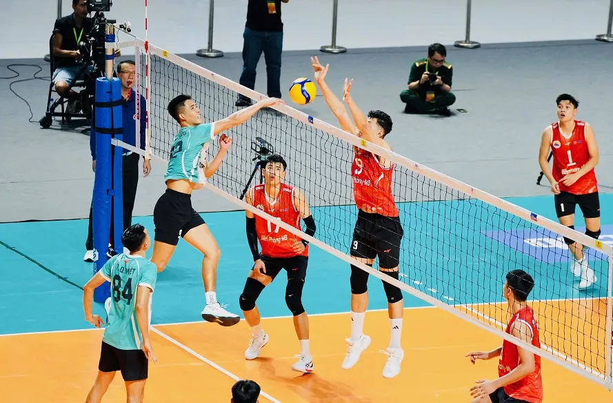 Cầu thủ Đà Nẵng và Biên Phòng MB đã thi đấu giằng co trong 5 ván đấu. Ảnh: VFV