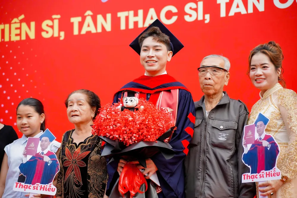 Niem_vui_cua_tan_cu_nhan_UEF_trong_ngay_le_tot_nghiep.jpg