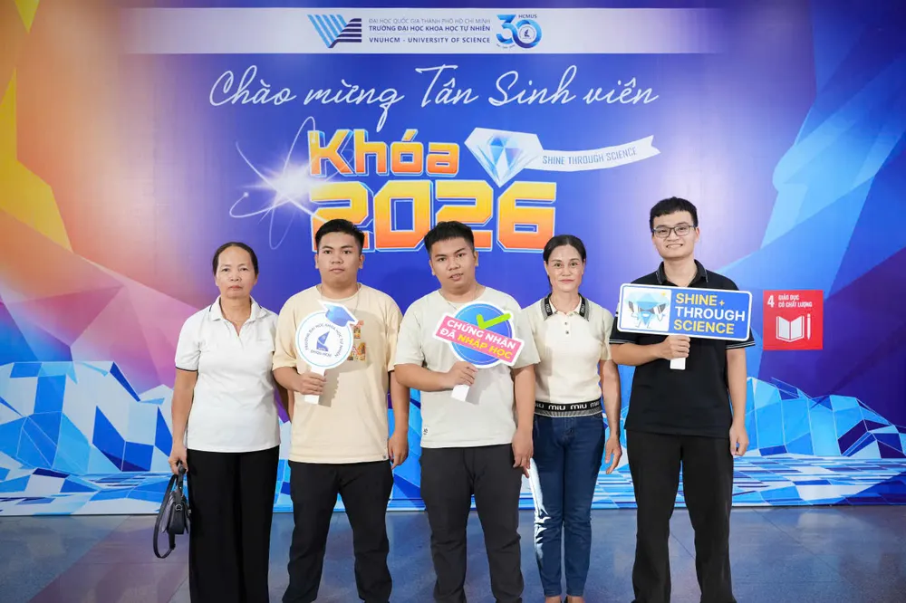 Cap_song_sinh_cung_vao_chung_giang_duong_dai_hoc.jpg