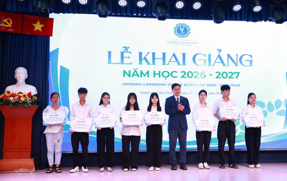 Nhà trường trao học bổng “ULAW 50: Vững truyền thống - Sáng tương lai” cho các sinh viên.