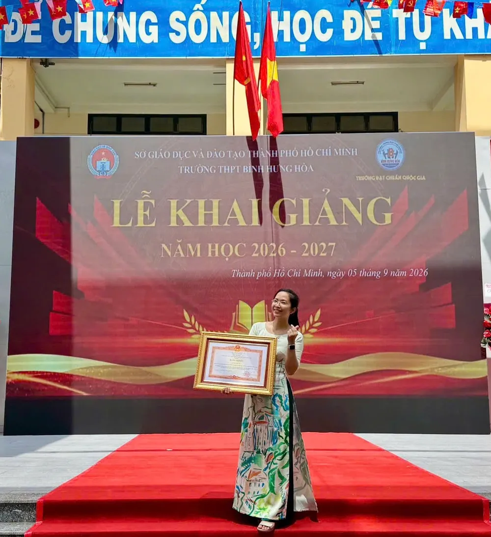 Ba_chi_em_cung_nhan_Bang_khen_Thu_tuong_trong_ngay_khai_giang_5_9_Binh_Hung_Hoa_2.jpg