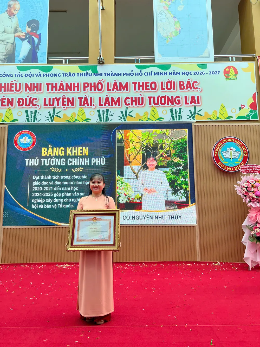 Ba_chi_em_cung_nhan_Bang_khen_Thu_tuong_trong_ngay_khai_giang_5_9_Nhu_Thuy.jpg