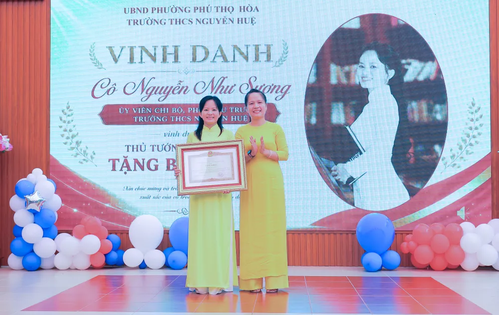 Ba_chi_em_cung_nhan_Bang_khen_Thu_tuong_trong_ngay_khai_giang_5_9_THCS_Nguyen_Hue.jpg
