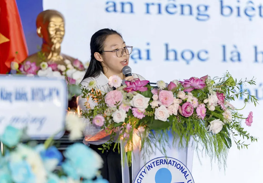 Nu_thu_khoa_Duong_Tran_IU_1.jpg