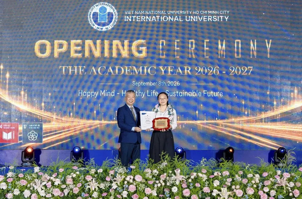 Nu_thu_khoa_Duong_Tran_IU_6A.jpg
