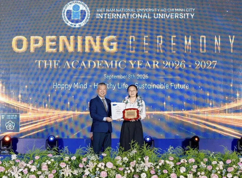 TS Nguyễn Quốc Chính - Phó Hiệu trưởng phụ trách Trường ĐH Quốc tế, tuyên dương Dương Kim Trân - Thủ khoa tuyển sinh năm 2026.