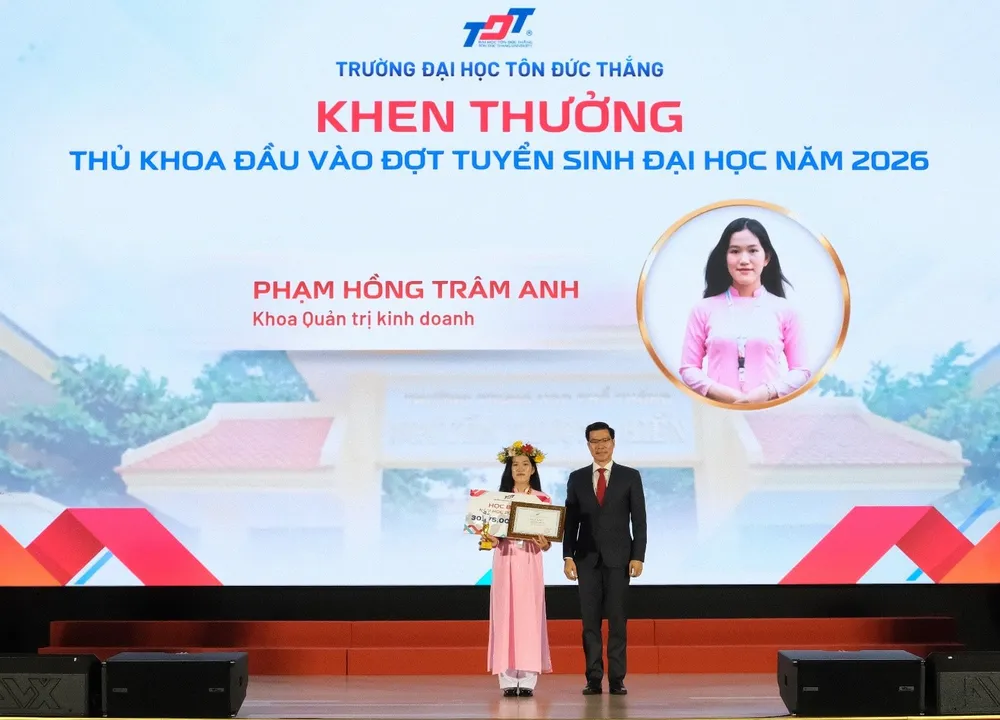 Thu_khoa_Pham_Hong_Tram_Anh_TDTU.jpg