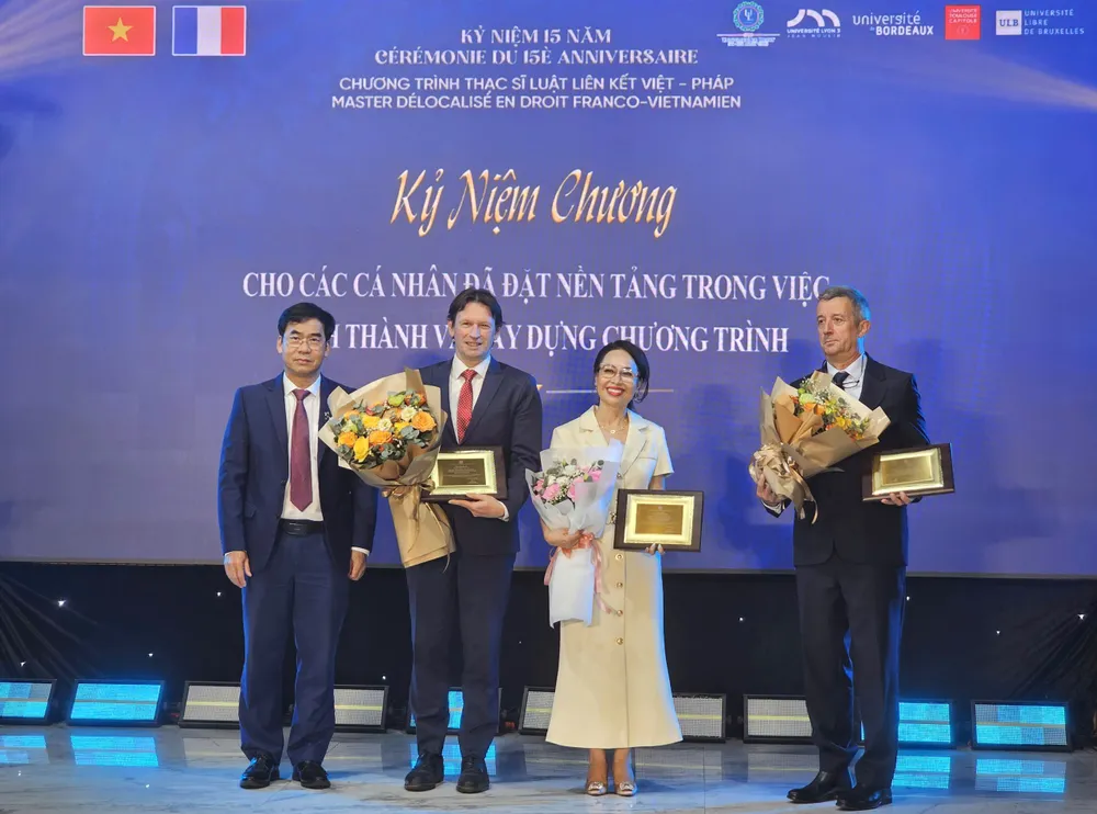 TS Lê Trường Sơn, Hiệu trưởng (ULAW) trao tặng Kỷ niệm chương cho GS-TS Erik Van Den Haute, GS-TS Mai Hồng Quỳ, GS-TS Laurent Grosclaude - những cá nhân đặt nền tảng trong việc hình thành và xây dựng chương trình đào tạo.