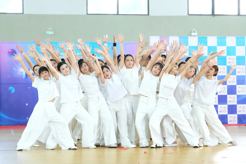 Hon_2000_nguoi_hoa_nhip_Vu_dieu_tu_hao_tai_TDTU_3