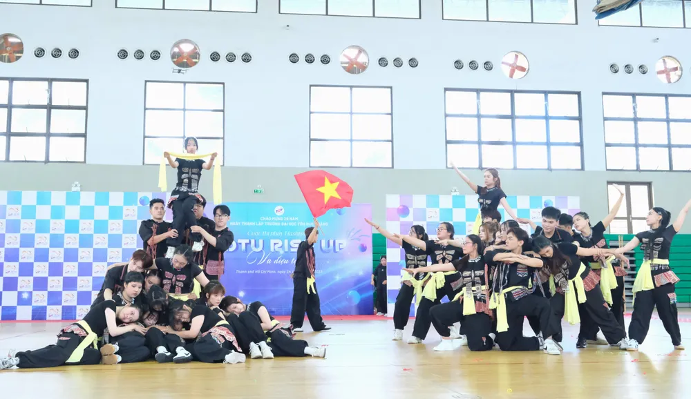 Phần trình diễn của đội thi Khoa Ngoại ngữ TDTU tại hội thi.