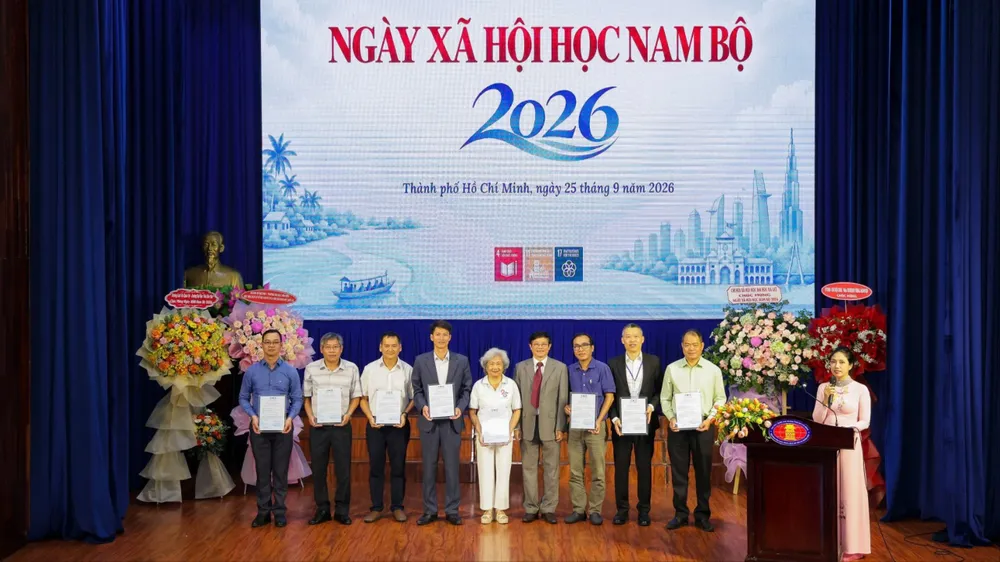 GS-TS Nguyễn Hữu Minh, Chủ tịch Hội Xã hội học Việt Nam, trao thư cảm ơn cho các Chi Hội xã hội học miền Nam.