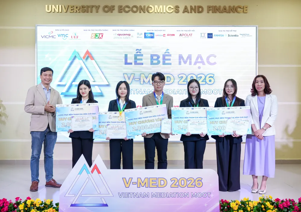 Ban tổ chức huy chương vàng cho 5 đội ở hạng mục Các bên tham gia.