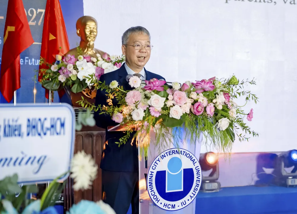 TS Nguyễn Quốc Chính phát biểu tại lễ khai giảng năm học 2026-2027 của Trường ĐH Quốc tế, ĐHQG TPHCM.