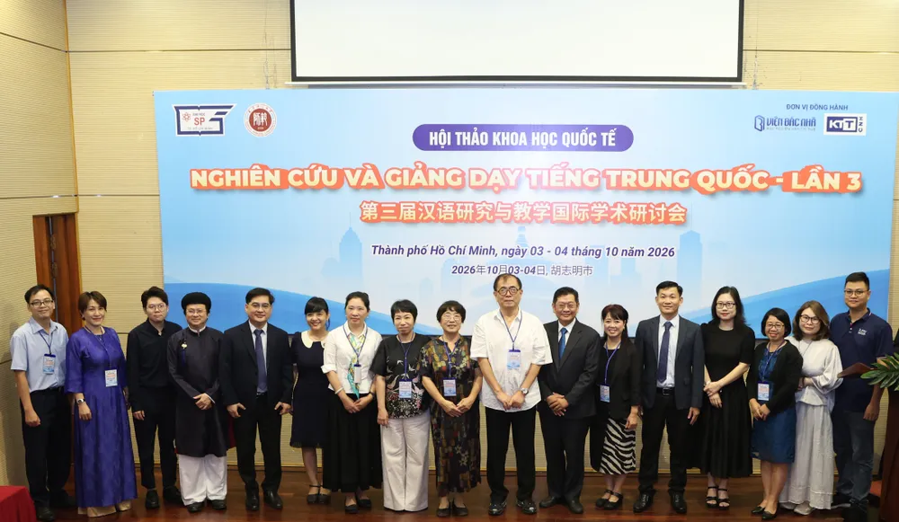 Các đại biểu chụp ảnh lưu niệm tại hội thảo.