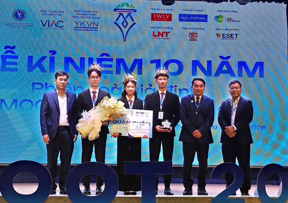 Ban tổ chức trao giải nhất cho đội The Mis 227 đến từ Trường ĐH Luật Hà Nội. Ảnh: CÔNG CHƯƠNG