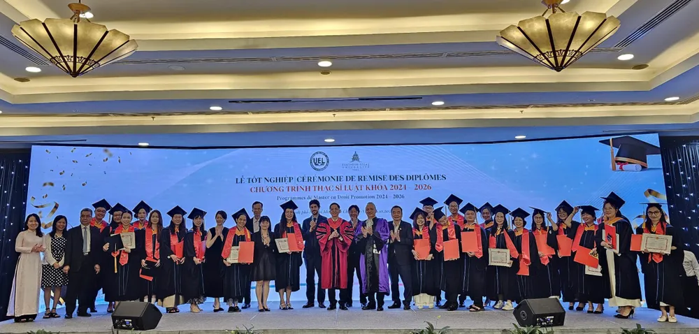 Các tân thạc sĩ chụp hình lưu niệm cùng đại biểu tại lễ tốt nghiệp.