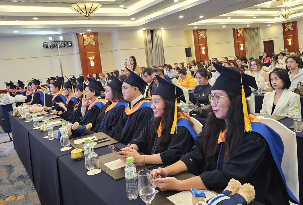 26_tan_thac_si_tot_nghiep_chuong_trinh_luat_Viet_Phap_6.jpg