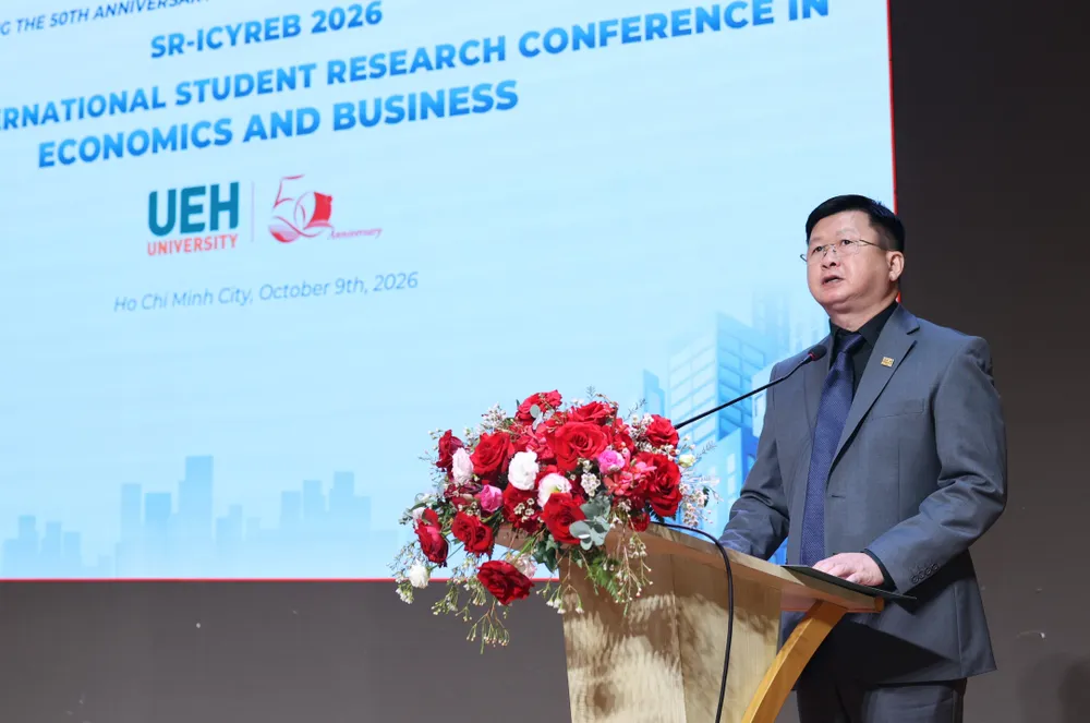 TS Đinh Công Khải, Phó Giám đốc UEH, phát biểu tại hội thảo.