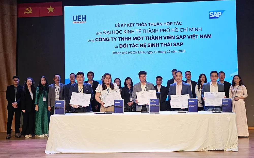 UEH ký kết các thỏa thuận hợp tác với SAP Việt Nam và các doanh nghiệp trong hệ sinh thái SAP. Ảnh: CÔNG CHƯƠNG