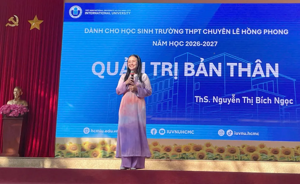 ThS Nguyễn Thị Bích Ngọc trình bày chuyên đề "Quản trị bản thân" với học sinh Trường THPT chuyên Lê Hồng Phong (TPHCM).