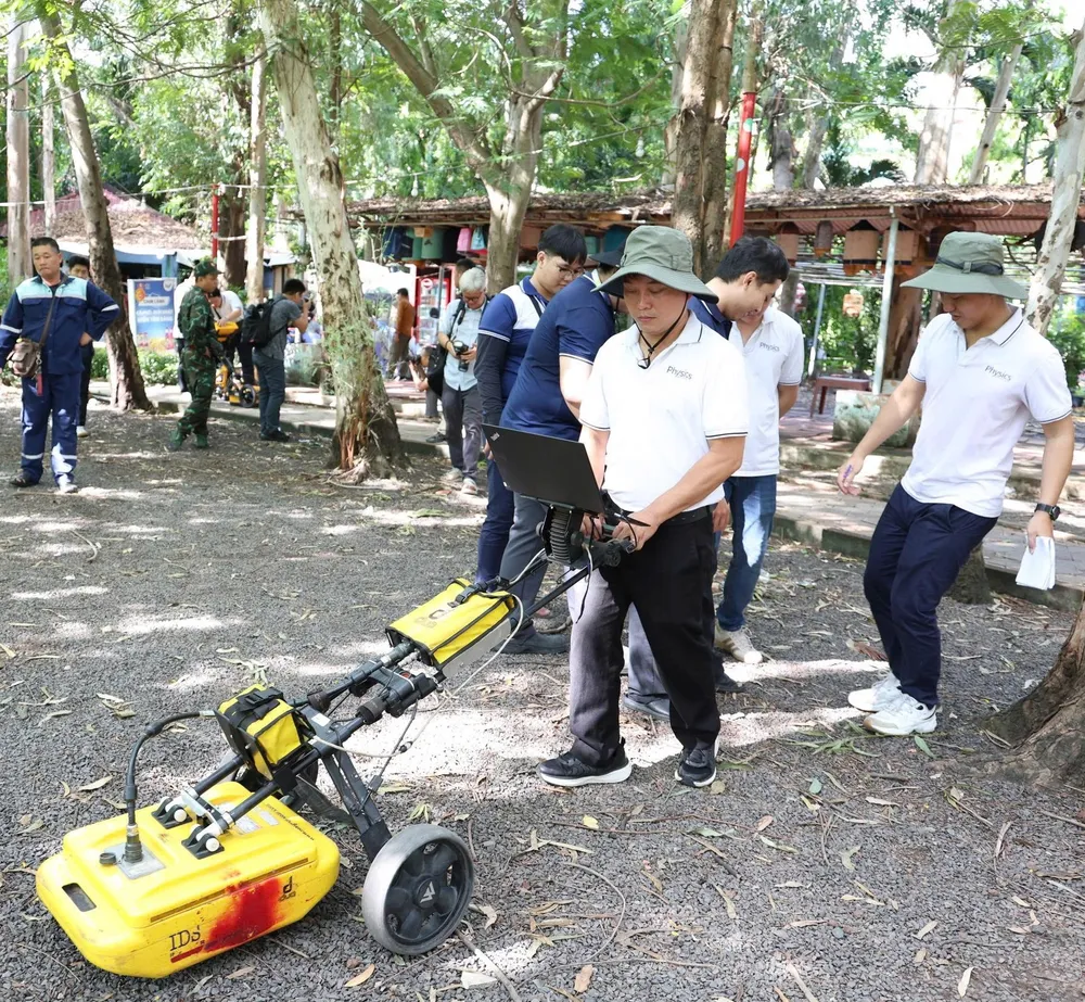 Nhóm thành viên Bộ môn Vật lý địa cầu (Khoa Vật lý – Vật lý kỹ thuật, Trường ĐH Khoa học tự nhiên, ĐHQG TPHCM) đang đo đạc ra đa xuyên đất trong nhiệm vụ tìm kiếm vị trí mộ Liệt sĩ ở công viên Lê Thị Riêng, TPHCM, tháng 7/2026. Người sử dụng máy đo ra đa: PGS-TS Lê Văn Anh Cường.