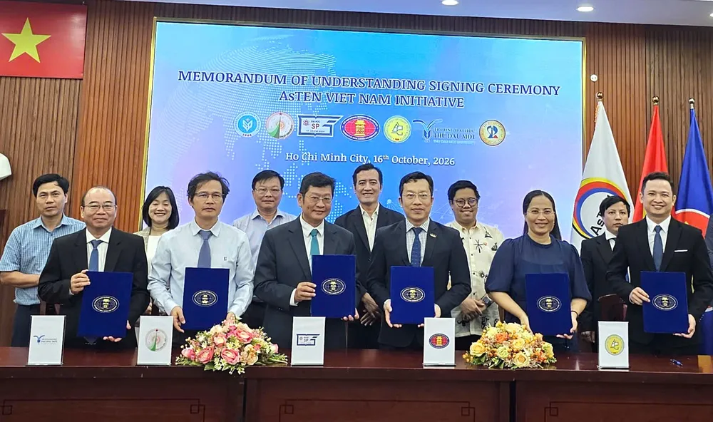 Trường ĐH KHXH-NV, Trường ĐH An Giang (ĐHQG TPHCM), Trường ĐH Sư phạm TPHCM, Trường ĐH Thủ Dầu Một, Trường ĐH Đà Lạt; Trường ĐH Sư phạm - ĐH Đà Nẵng và Trường ĐH Sư phạm - ĐH Thái Nguyên thực hiện nghi thức ký kết hợp tác. Ảnh: CÔNG CHƯƠNG