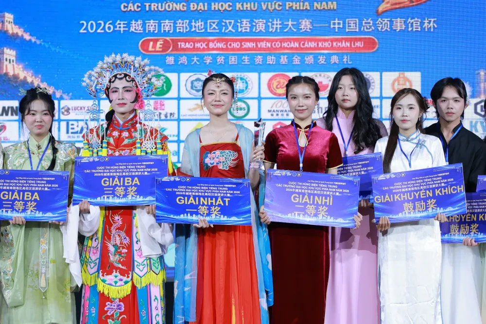 Sinh_vien_DH_Lac_Hong_gianh_giai_Nhat_hung)bien_tieng_Trung_3.jpg