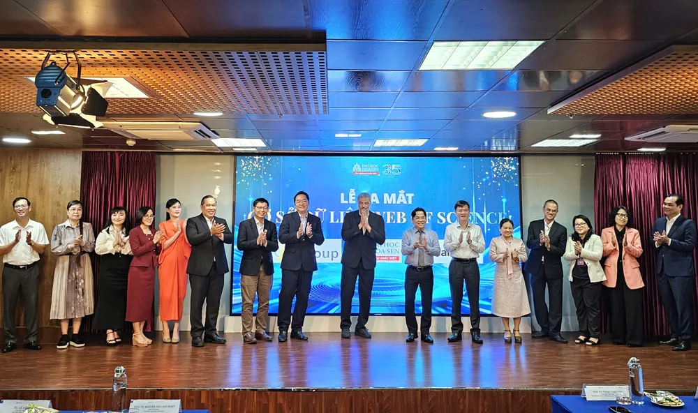 Các đại biểu thực hiện nghi thức ra mắt cơ sở dữ liệu trích dẫn khoa học Web of Science