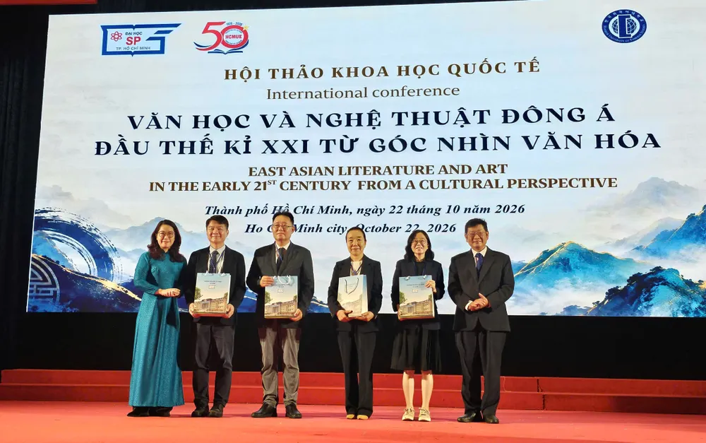 Lãnh đạo Trường ĐH Sư phạm TPHCM tặng quà cám ơn các diễn giả, khách mời tại chương trình.
